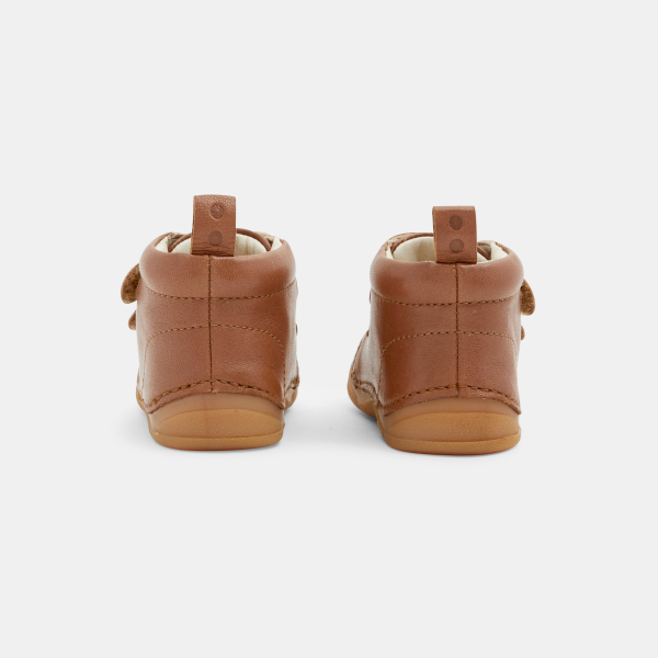 حذاء برقبة مرتفعة من الجلد للخطوات الأولى باللون البني للأولاد الصغار